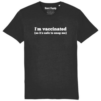 I'm vaccinated so it's safe to snog me T-shirt in black